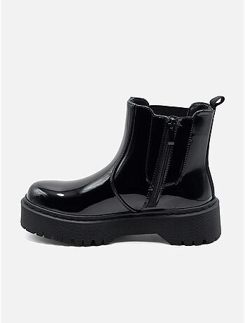 Botas com sola dentada