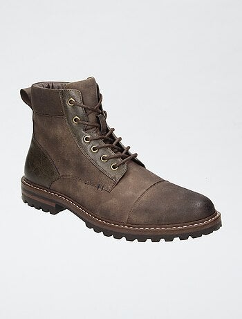 Botas com sola tratorada