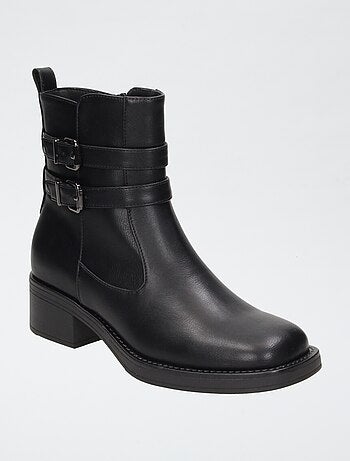 Botas com tiras e abertura com zíper