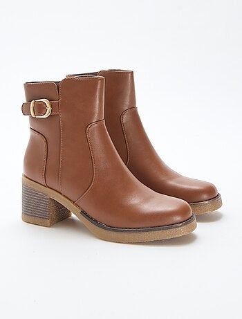 Botas com tiras e fivelas douradas