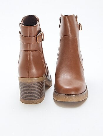 Botas com tiras e fivelas douradas