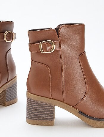 Botas com tiras e fivelas douradas