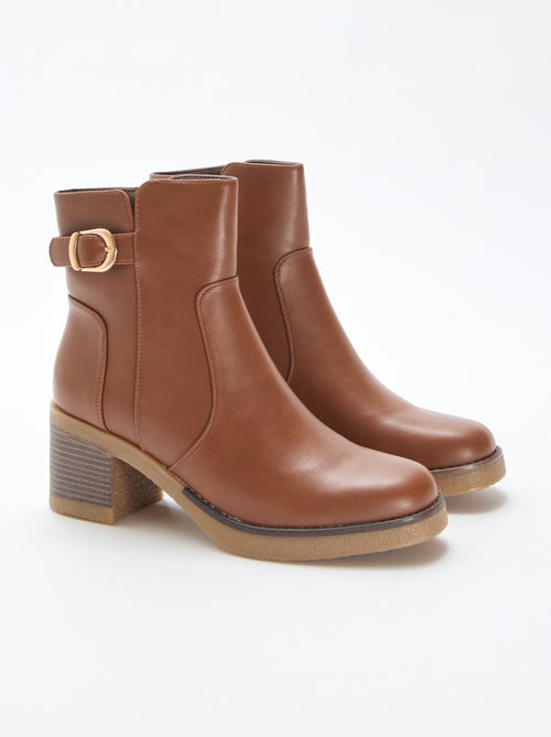 Botas com tiras e fivelas douradas - Kiabi