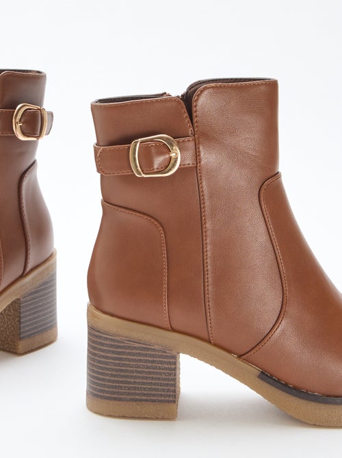 Botas com tiras e fivelas douradas - Kiabi