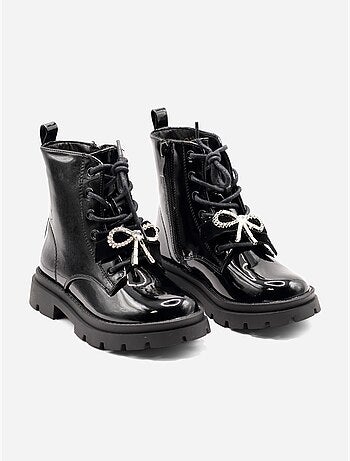 Botas com um laço decorativo