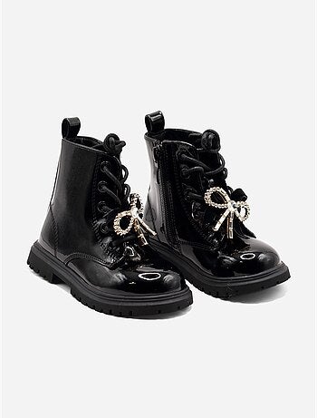 Botas com um laço decorativo