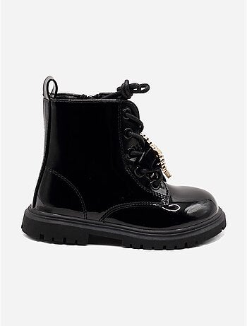 Botas com um laço decorativo