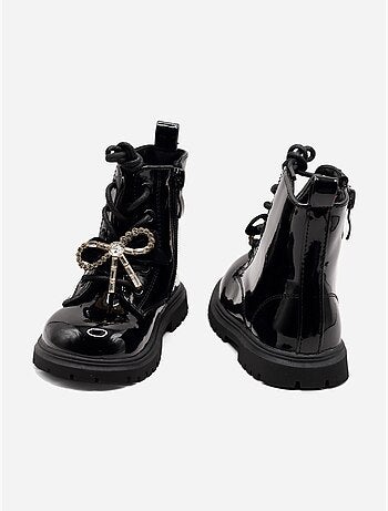 Botas com um laço decorativo