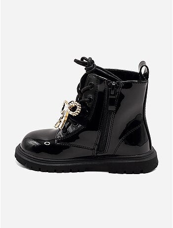 Botas com um laço decorativo