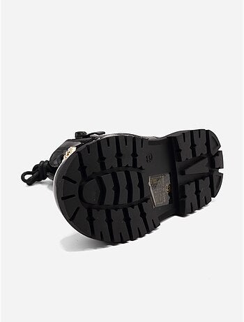 Botas com um laço decorativo