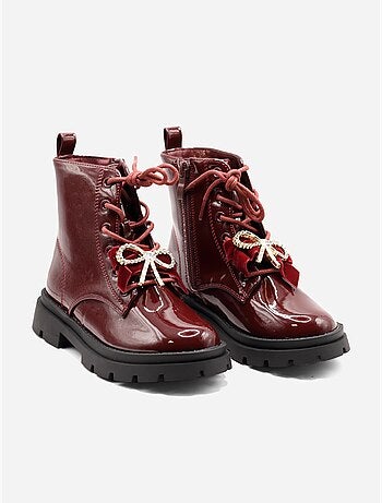 Botas com um laço decorativo