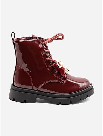 Botas com um laço decorativo