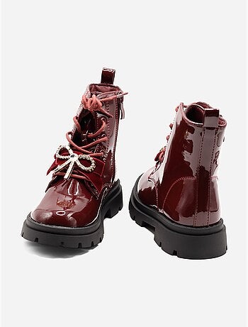 Botas com um laço decorativo