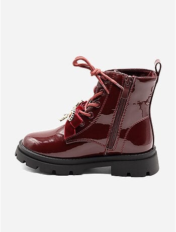 Botas com um laço decorativo