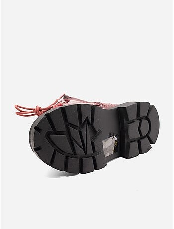 Botas com um laço decorativo