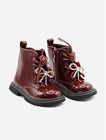 Botas com um laço decorativo