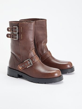Botas de cano alto em imitação de pele com tira decorativa