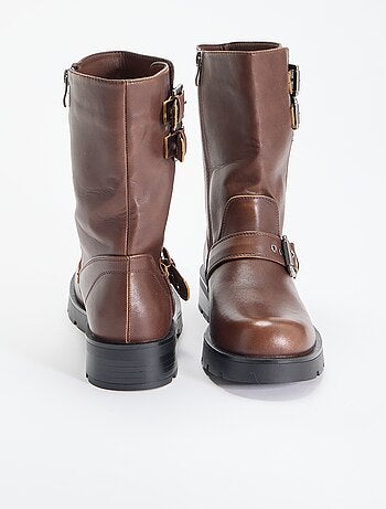 Botas de cano alto em imitação de pele com tira decorativa