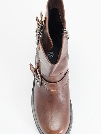 Botas de cano alto em imitação de pele com tira decorativa