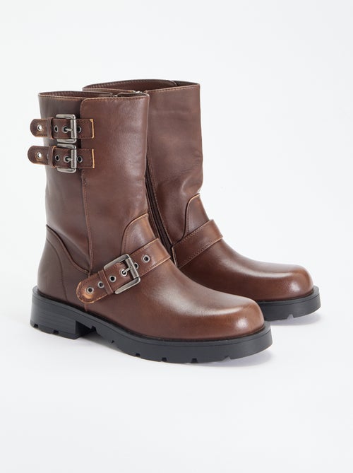 Botas de cano alto em imitação de pele com tira decorativa - Kiabi Botas de cano alto em imitação de pele com tira decorativa - Kiabi