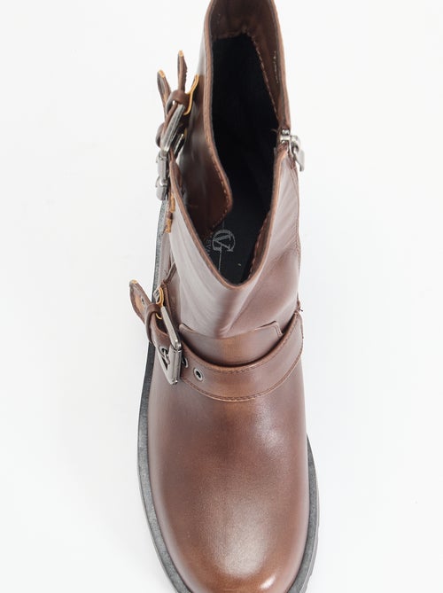 Botas de cano alto em imitação de pele com tira decorativa - Kiabi Botas de cano alto em imitação de pele com tira decorativa - Kiabi