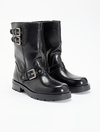 Botas de cano alto em imitação de pele com tira decorativa