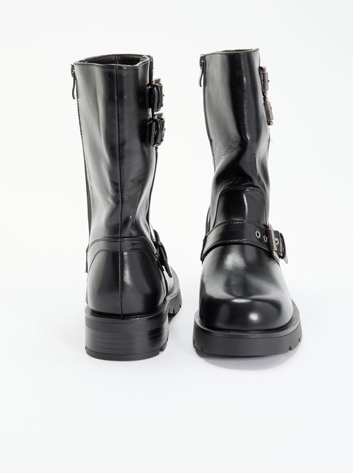 Botas de cano alto em imitação de pele com tira decorativa - Kiabi Botas de cano alto em imitação de pele com tira decorativa - Kiabi