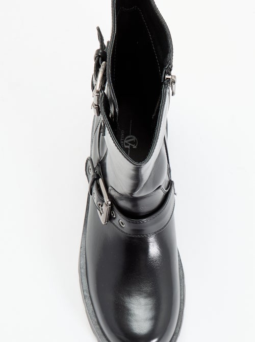 Botas de cano alto em imitação de pele com tira decorativa - Kiabi Botas de cano alto em imitação de pele com tira decorativa - Kiabi