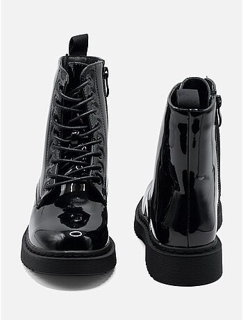 Botas de cano curto com atacadores