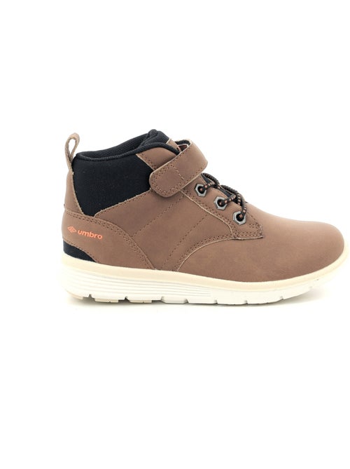 Botas de Menino Camel Umbro Nelda com Velcro - Kiabi Botas de Menino Camel Umbro Nelda com Velcro - Kiabi