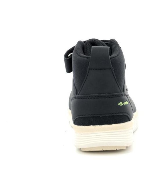 Botas de Menino Umbro Nelda Pretas com Velcro - Kiabi Botas de Menino Umbro Nelda Pretas com Velcro - Kiabi