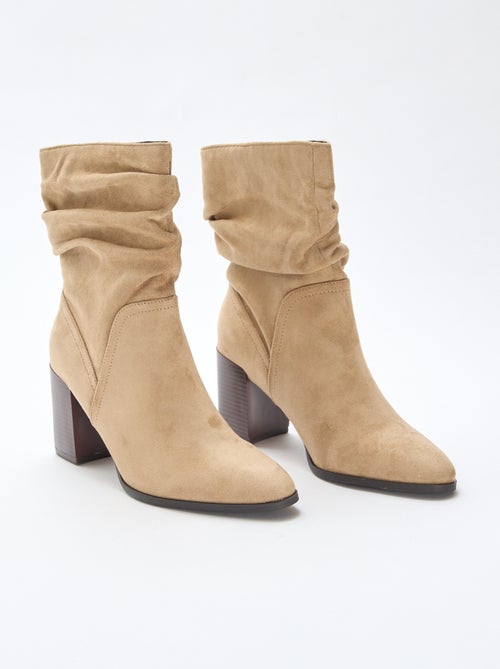 Botas em camurça com efeito plissado - Kiabi