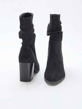 Botas em camurça com efeito plissado