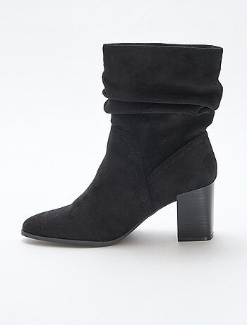 Botas em camurça com efeito plissado