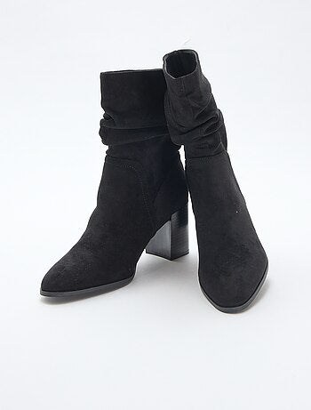 Botas em camurça com efeito plissado