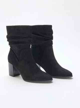 Botas em camurça com efeito plissado