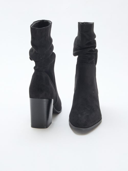 Botas em camurça com efeito plissado - Kiabi