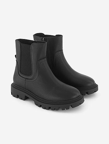 Botas em imitação de pele com sola tratorada