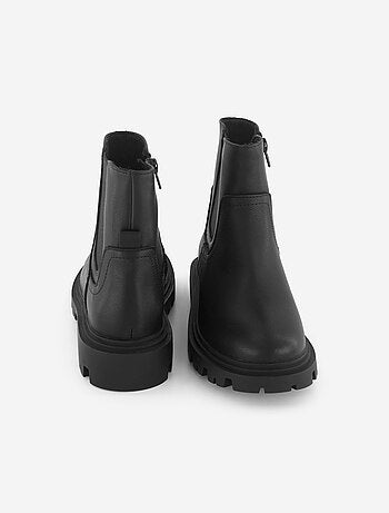 Botas em imitação de pele com sola tratorada