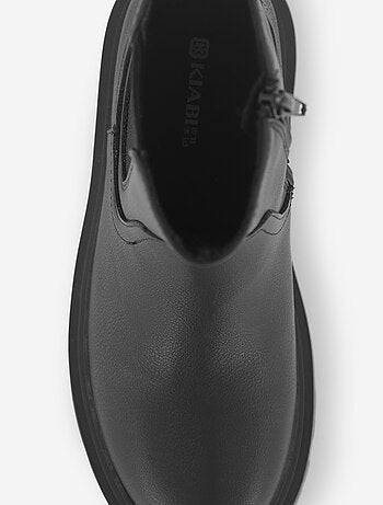 Botas em imitação de pele com sola tratorada