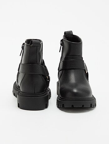 Botas em imitação de pele com tira estilo motociclista