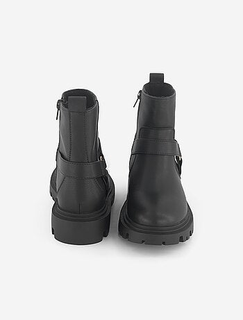Botas em imitação de pele com tiras decorativas