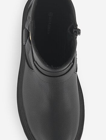 Botas em imitação de pele com tiras decorativas