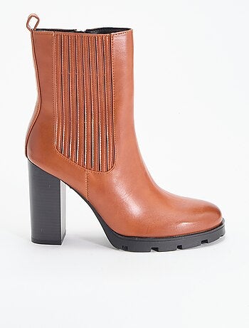 Botas em imitação de pele de salto alto
