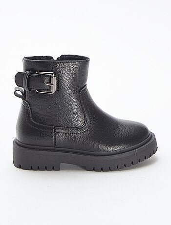 Botas em pele sintética texturada com fivela metálica de fantasia