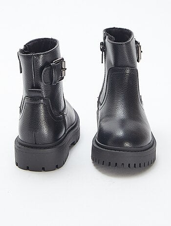 Botas em pele sintética texturada com fivela metálica de fantasia