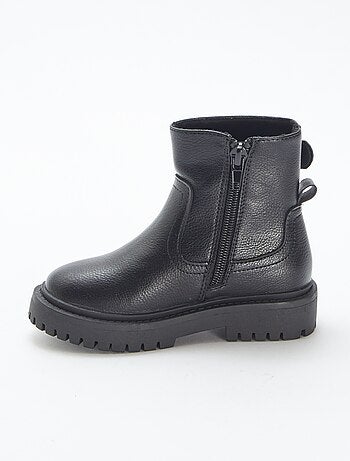 Botas em pele sintética texturada com fivela metálica de fantasia