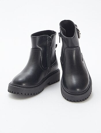 Botas em pele sintética texturada com fivela metálica de fantasia