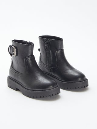 Botas em pele sintética texturada com fivela metálica de fantasia