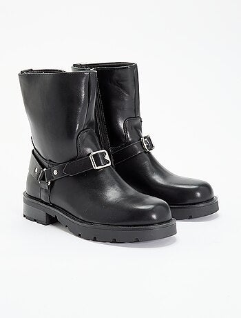 Botas em verniz sintético com tiras decorativas
